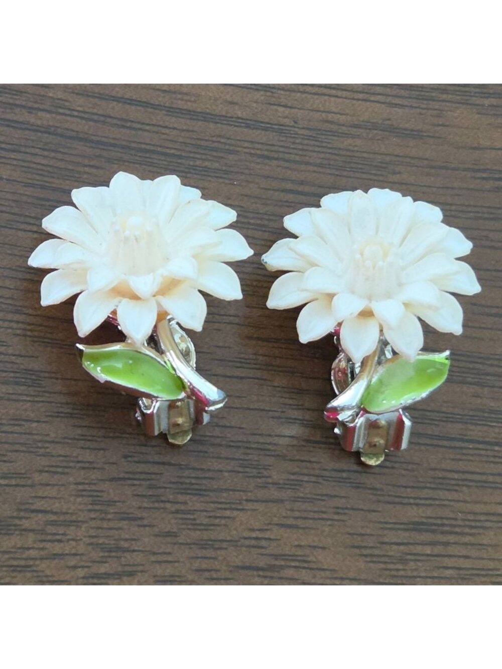Vintage Daisy Flower 1" Clip On Earrings
